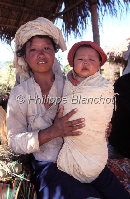 birmanie 13.JPG - Femme et son bébéMarché de Nyaungshwe (Yaunghwe)Lac InleBirmanie (Myanmar)